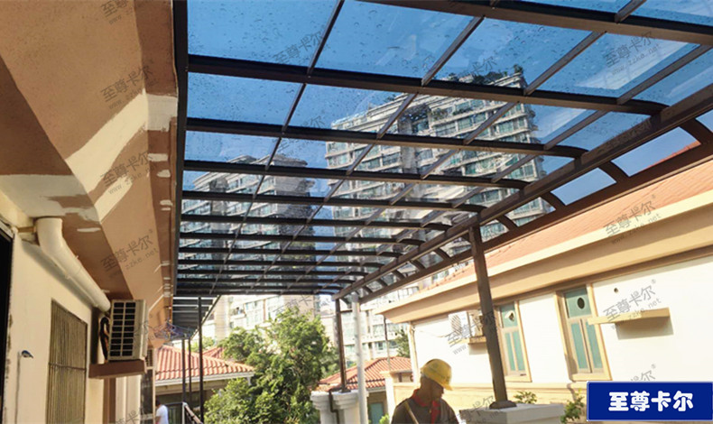 陽臺雨棚選擇什么材質(zhì)好？懂行的都用這種材質(zhì)